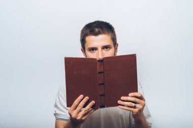 Elinde kitap olan adam.