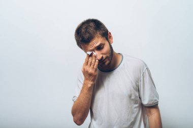 Stüdyoda poz veren adam