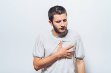 Kalp krizi geçiren bir adam.