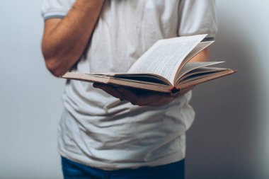 Elinde kitap olan adam.
