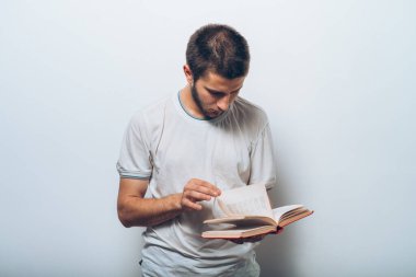 Elinde kitap olan adam.