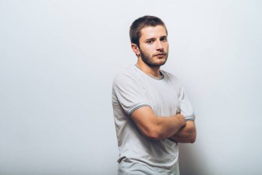 Kollarını kavuşturmuş bir adamın portresi.