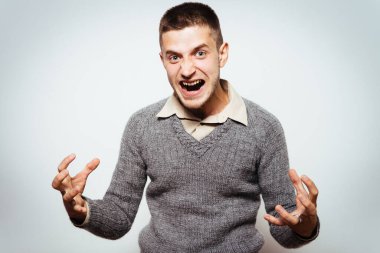 Stüdyoda poz veren adam