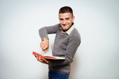 Elinde kitap olan adam.