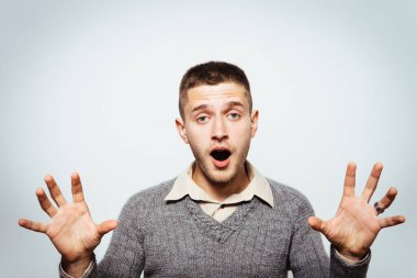 Adam korkudan korkuyor.