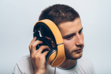 Stüdyoda poz veren adam