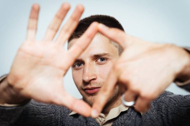 Adam çerçeve eli yapıyor