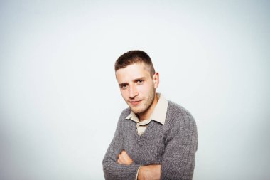 Kollarını kavuşturmuş bir adamın portresi.