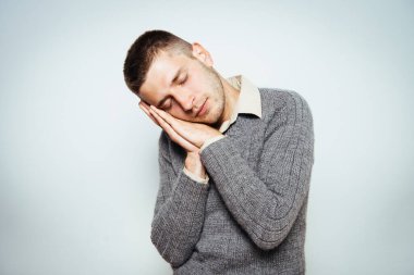 Stüdyoda poz veren adam