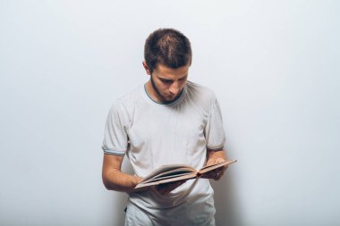 Elinde kitap olan adam.
