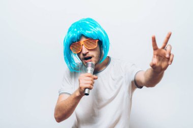 Mavi peruklu çılgın, komik genç adam.