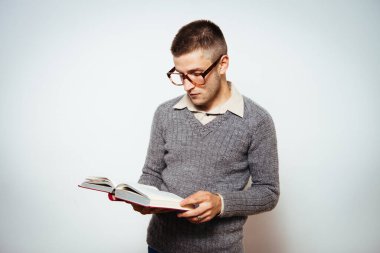 Elinde kitap olan adam.