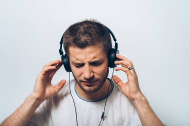 Stüdyoda poz veren adam