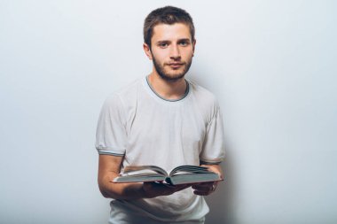 Elinde kitap olan adam.