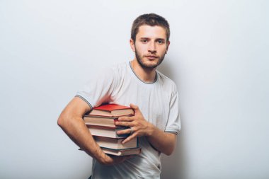 Elinde kitap olan adam.