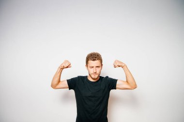 Adam ona kaslarını gösteriyor.