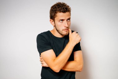 Adam tırnaklarını yiyor.