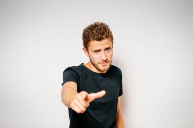 Stüdyoda poz veren adam