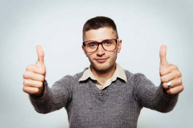 Adam baş parmağını gösteriyor.