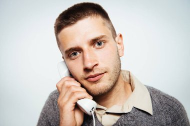 Adam sabit hattan konuşuyor.