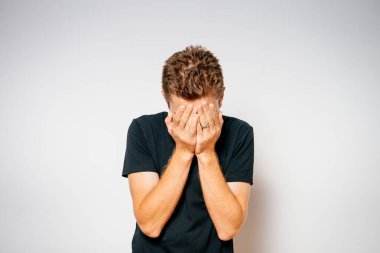 Stüdyoda poz veren adam