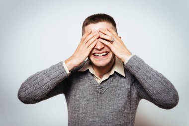 Erkekler gözlerini onun elleriyle kapatır.