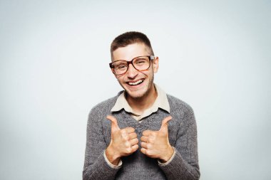 Adam baş parmağını gösteriyor.