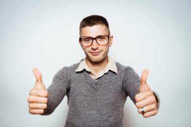Adam baş parmağını gösteriyor.