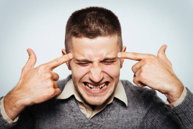 Fotoğraf stüdyosundaki adam.