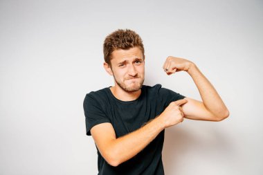 Adam ona kaslarını gösteriyor.