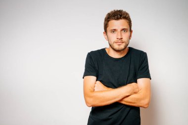 Kollarını kavuşturmuş bir adamın portresi.