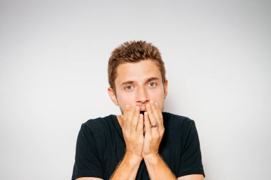 Fotoğraf stüdyosundaki adam.