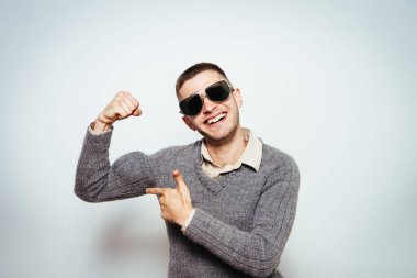 Adam ona kaslarını gösteriyor.