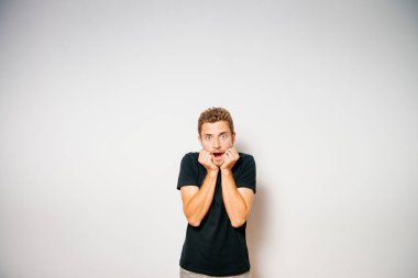 Fotoğraf stüdyosundaki adam.