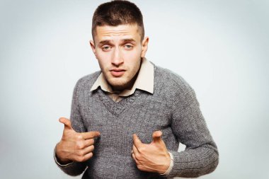 Erkek el parmağı göğsünü işaret ediyor. Jest yap. Ben kimim? Gri bir arkaplanda