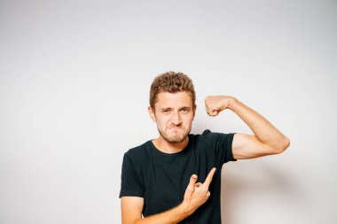 Adam ona kaslarını gösteriyor.