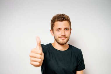 Adam baş parmağını gösteriyor.