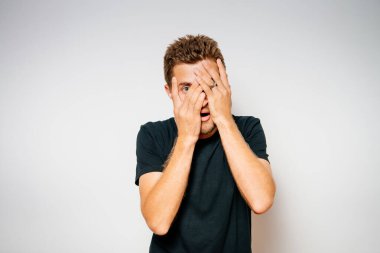 Fotoğraf stüdyosundaki adam.