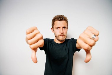 Adam baş parmak hareketi gösteriyor.