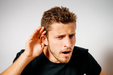 Kulak misafiri olur, dinlemeye çalışır..