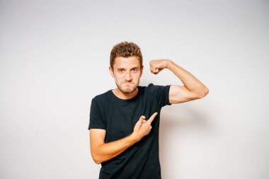 Adam ona kaslarını gösteriyor.