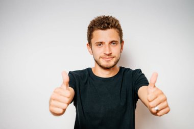 Adam baş parmağını gösteriyor.