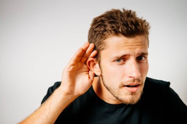 Kulak misafiri olur, dinlemeye çalışır..