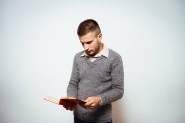 Elinde kitap olan adam.