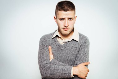 Kollarını kavuşturmuş bir adamın portresi.