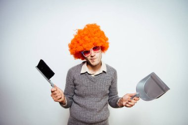 Peruklu ve fırçalı bir adam.