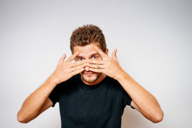 Fotoğraf stüdyosundaki adam.