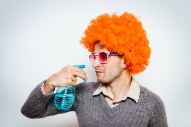 Camları temizleyen peruklu bir adam.