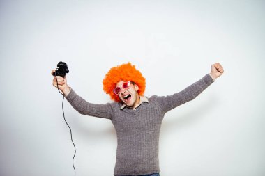 Oyun konsolunda oyun çubuğunda oynayan adam