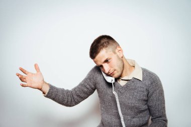 Adam sabit hattan konuşuyor.